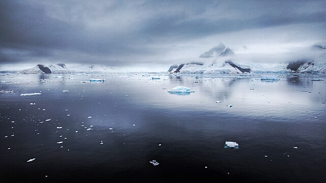 Wilhelmina_Bay_In_Summer